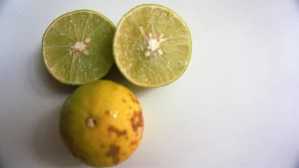 Zitrone Asiatische Früchte Sind Grüne Und Gelbe Kugeln Und Zitronenhälften — Stockfoto