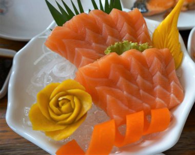 Çiğ somon Japonya 'da çok popüler bir yemektir. Taylandlılar çok sever, soya sosu ve wasabi ile iyi bir dekorasyon için oyulmuş balkabağı servis edilir..