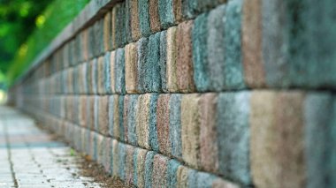 Kaldırımda yığılmış çeşitli koyu renkli tuğlalar.