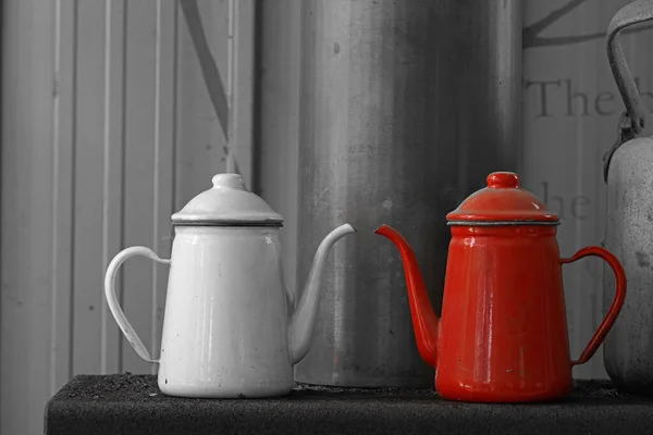 Белый Чайник Красный Чайник — стоковое фото