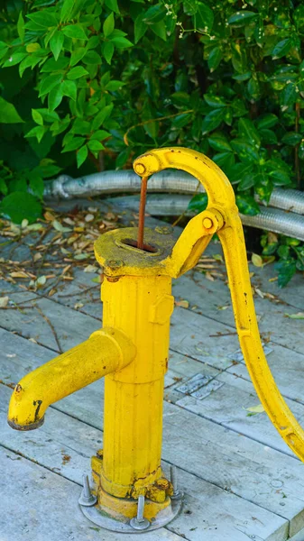 Een Gele Oude Inktkoker Pomp Koreaanse Boerderij — Stockfoto