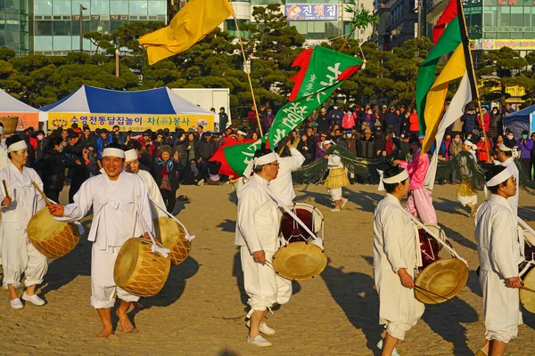 BUSAN KOREA MAR-02-2018 Busan 'daki Gwangalli Plajı' nda düzenlenen geleneksel bir balık avı etkinliği. Festivalin adı Suyeong İyi Balıkçılık Festivali. 2020 yılındaki festival sonbahara ertelendi.