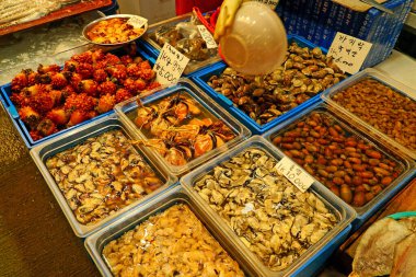 Busan 'ın Bujeon marketinde satılan BUSAN KOREA APR-04-2019 Deniz fışkırtması, istiridye, midye ve kabuklu deniz ürünleri.