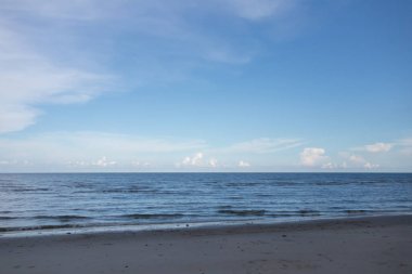 Güzel gökyüzü ve güneşli gün yaz tatili boyunca denizde Tayland. Parlak güneşli bir günde sıcak ve rahatlatıcı bir duygu verir, plaj ve sahil açık aktiviteler yapmak için iyi bir gün