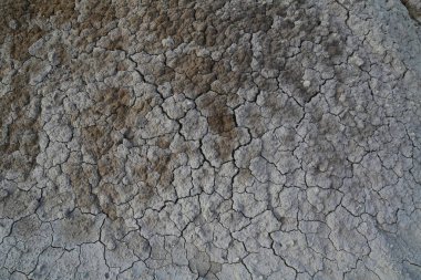 Kurumuş toprağın dokusu kil ve kumla yakın plan. Kuru çatlamış toprak arka planı, kil çöl dokusu.