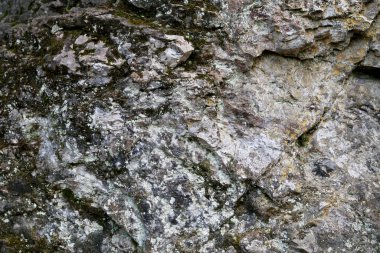 Kayanın dokusu. Kaya yüzeyinin dağ yamacı. Doğal mağara duvarı.