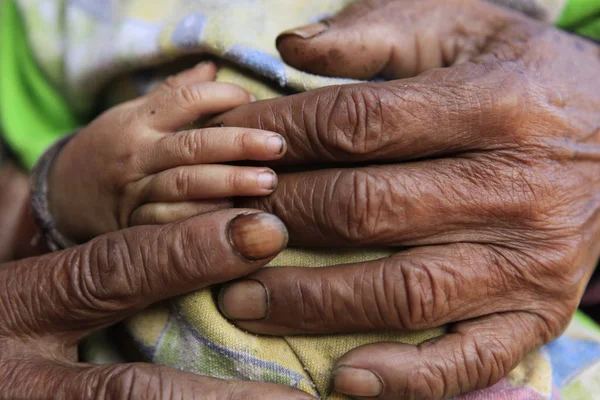 Perto Criança Mulher Velha Mãos Homem — Fotografia de Stock