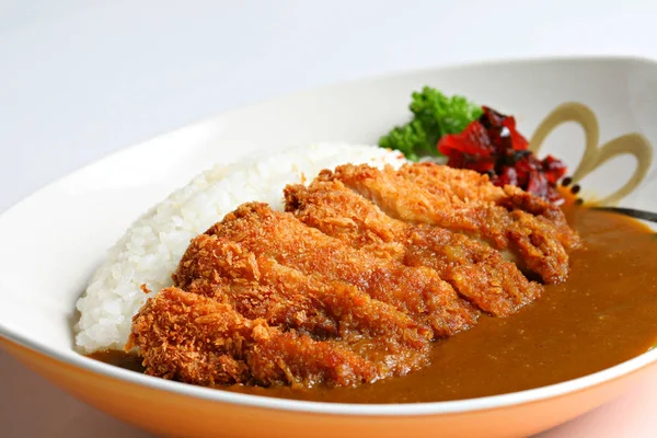 Beyaz arka plan üzerinde Tonkatsu Curry Pirinç lezzetli Japon katsu köri. 