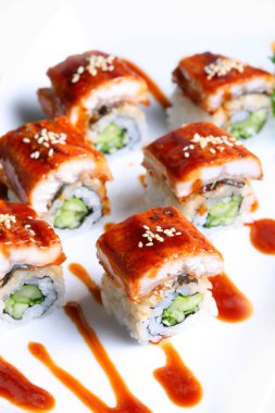 Dragon Rolls veya Sea Eel Rolls Krem Peynir ve Avokado içinde. Füme Eel (unagi ile tepesinde)