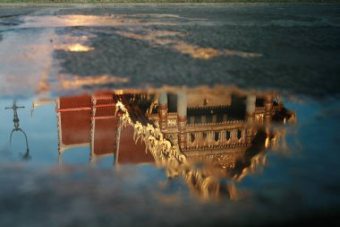 su birikintisi yansıtan asya cityscape