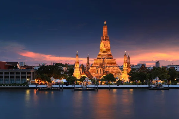 Wat Arun Ratchawararam Ratchaworamahawihan (Şafak Tapınağı) Bangkok, Tayland. 