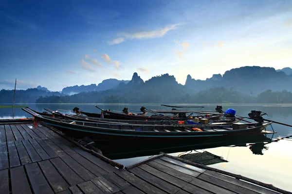 Cabaña Junto Lago Tropical Barco Madera Presa Ratchaprapa Khao Sok — Foto de Stock