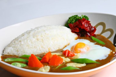 Beyaz arka planda onzen yumurta ve karışık sebzeler.