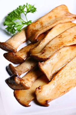 Beyaz arka planda ızgara mantar. 