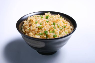 Siyah arka planı olan bir kasede kızarmış mısır.