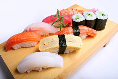 Beyaz arka planda karışık suşi