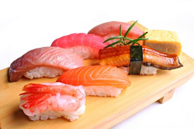 Beyaz arka planda karışık suşi