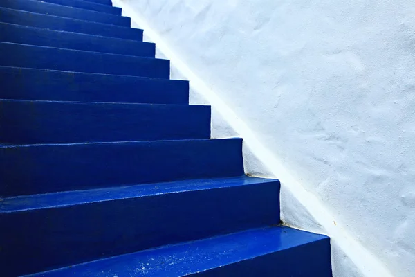 Escadas Azuis Com Parede Branca — Fotografia de Stock