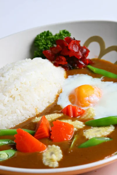 Onzen Und Gemischtes Gemüse Curry Reis Auf Weißem Hintergrund — Stockfoto