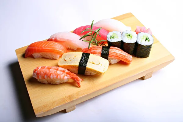 Sushi Misto Sobre Fundo Branco — Fotografia de Stock