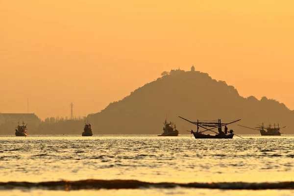 Pêcheur Bateau Navigue Retour Coucher Soleil — Photo