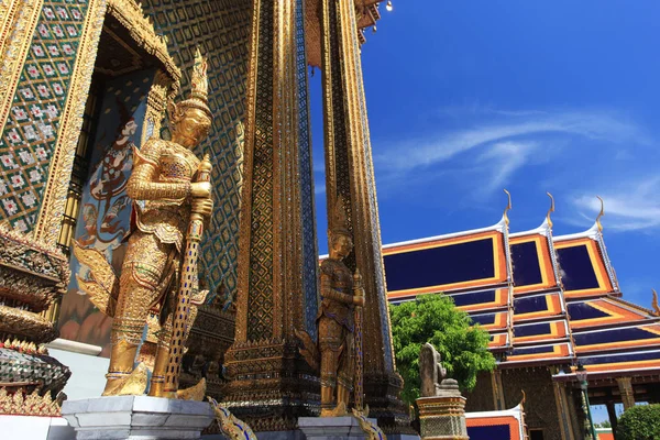 Escultura Gigante Frente Pagode Palácio Real Bangkok Tailândia — Fotografia de Stock