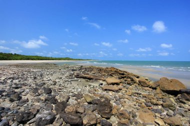 Chumphon Eyaleti 'ndeki Tungsang Körfezi' nde güzel sahil ve deniz suyu.