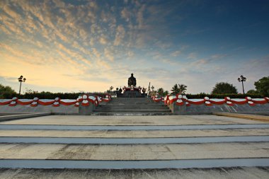 Prachuap Khiri Khan, Tayland-19 Şubat 2014: Kral Moğol (Rama IV) 'ün bronz heykeli Rajabhakti Parkı yakınlarındaki Khao Takiab tepeleri, Hua Hin plajı, Prachuap Khiri Khan, Tayland