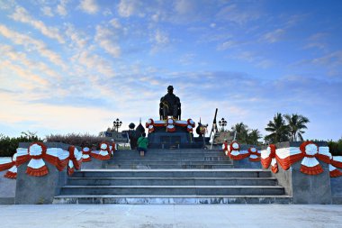 Prachuap Khiri Khan, Tayland-19 Şubat 2014: Kral Moğol (Rama IV) 'ün bronz heykeli Rajabhakti Parkı yakınlarındaki Khao Takiab tepeleri, Hua Hin plajı, Prachuap Khiri Khan, Tayland
