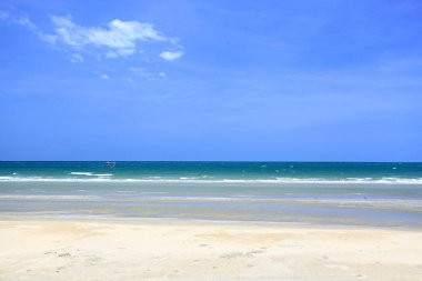 Chumphon Eyaleti 'ndeki Tungsang Körfezi' nde güzel sahil ve deniz suyu.