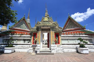 Tayland mimarisi Phra Mondop of Wat Pho Girişlerinin yanında Tayland, Bangkok 'taki Wat Pho kamu tapınağındaki Yak Wat Pho heykelleri bulunmaktadır. 