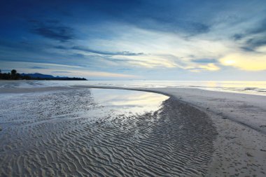 Chumphon Eyaleti 'ndeki Tungsang Körfezi' nde güzel sahil ve deniz suyu.