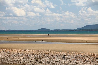 Tayland 'da Chumphon plajının manzaralı günbatımı