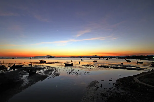 Barcos Pescadores Estão Navegando Volta Pôr Sol — Fotografia de Stock