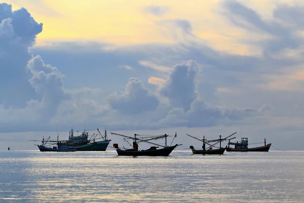 Des Bateaux Pêcheurs Naviguent Coucher Soleil — Photo