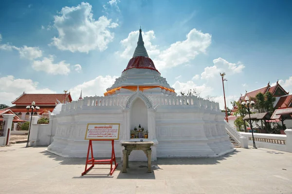 대중적 매력을 느끼고 Wat Phra Borommait Chaiya Chaiya Pagoda Temple — 스톡 사진