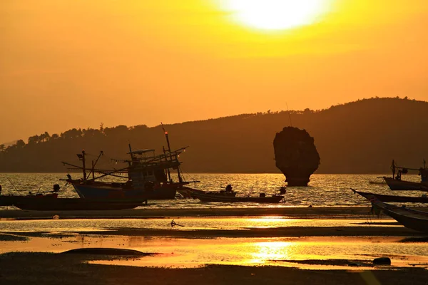 Barcos Pescadores Estão Navegando Volta Pôr Sol — Fotografia de Stock