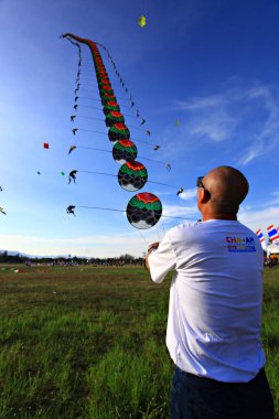 Cha-Am - 10 Mart: 13 Tayland Uluslararası Uçurtma Festivali 10 Mart 2012 'de Naresuan Camp, Cha-am, Phetchaburi Eyaleti Tayland. 