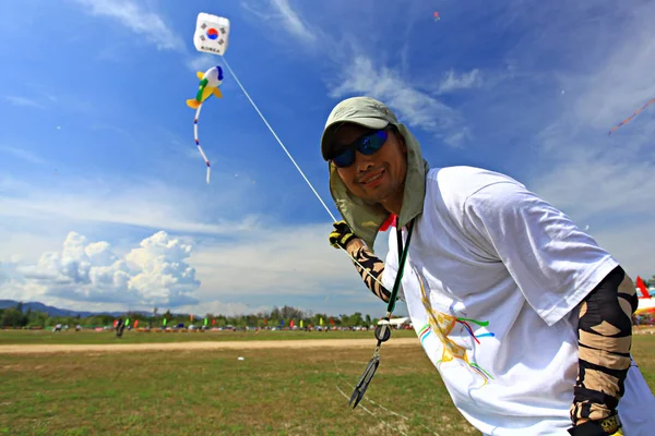 Cha-Am - 10 Mart: 13 Tayland Uluslararası Uçurtma Festivali 10 Mart 2012 'de Naresuan Camp, Cha-am, Phetchaburi Eyaleti Tayland. 