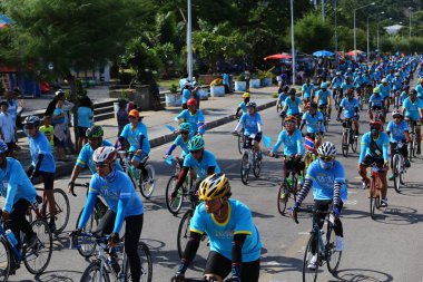 Prachuap Khiri Khan 16 Ağustos 2015 'te Tayland Bisiklet Yarışması' nda yarışan bisikletçiler, Tayland 'ın başkenti Tayland' da Prachuap khiri khan 'a saygı gösterdiler.