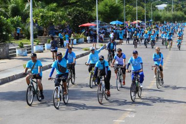 Prachuap Khiri Khan 16 Ağustos 2015 'te Tayland Bisiklet Yarışması' nda yarışan bisikletçiler, Tayland 'ın başkenti Tayland' da Prachuap khiri khan 'a saygı gösterdiler.