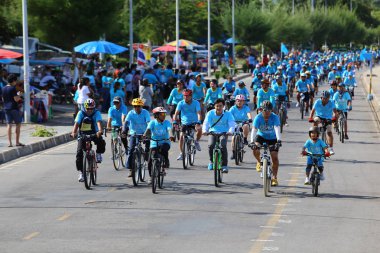 Prachuap Khiri Khan 16 Ağustos 2015 'te Tayland Bisiklet Yarışması' nda yarışan bisikletçiler, Tayland 'ın başkenti Tayland' da Prachuap khiri khan 'a saygı gösterdiler.