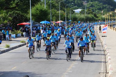 Prachuap Khiri Khan 16 Ağustos 2015 'te Tayland Bisiklet Yarışması' nda yarışan bisikletçiler, Tayland 'ın başkenti Tayland' da Prachuap khiri khan 'a saygı gösterdiler.