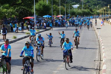 Prachuap Khiri Khan 16 Ağustos 2015 'te Tayland Bisiklet Yarışması' nda yarışan bisikletçiler, Tayland 'ın başkenti Tayland' da Prachuap khiri khan 'a saygı gösterdiler.