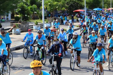 Prachuap Khiri Khan 16 Ağustos 2015 'te Tayland Bisiklet Yarışması' nda yarışan bisikletçiler, Tayland 'ın başkenti Tayland' da Prachuap khiri khan 'a saygı gösterdiler.