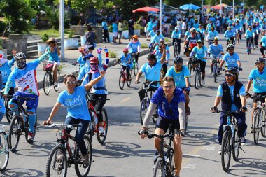 Prachuap Khiri Khan 16 Ağustos 2015 'te Tayland Bisiklet Yarışması' nda yarışan bisikletçiler, Tayland 'ın başkenti Tayland' da Prachuap khiri khan 'a saygı gösterdiler.
