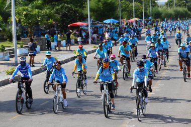 Prachuap Khiri Khan 16 Ağustos 2015 'te Tayland Bisiklet Yarışması' nda yarışan bisikletçiler, Tayland 'ın başkenti Tayland' da Prachuap khiri khan 'a saygı gösterdiler.