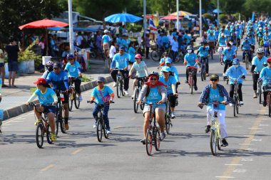 Prachuap Khiri Khan 16 Ağustos 2015 'te Tayland Bisiklet Yarışması' nda yarışan bisikletçiler, Tayland 'ın başkenti Tayland' da Prachuap khiri khan 'a saygı gösterdiler.