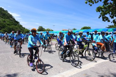 Prachuap Khiri Khan 16 Ağustos 2015 'te Tayland Bisiklet Yarışması' nda yarışan bisikletçiler, Tayland 'ın başkenti Tayland' da Prachuap khiri khan 'a saygı gösterdiler.