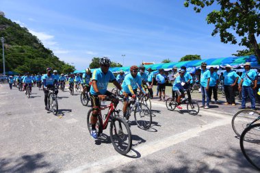 Prachuap Khiri Khan 16 Ağustos 2015 'te Tayland Bisiklet Yarışması' nda yarışan bisikletçiler, Tayland 'ın başkenti Tayland' da Prachuap khiri khan 'a saygı gösterdiler.